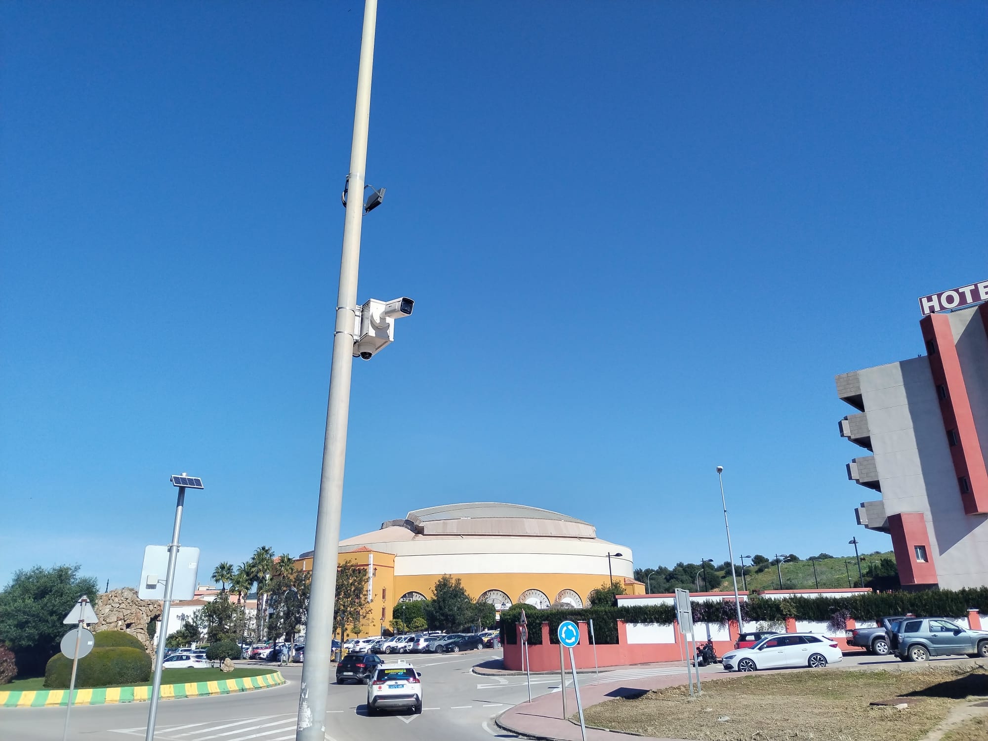 Cámara de seguridad instalada a la entrada al municipio.