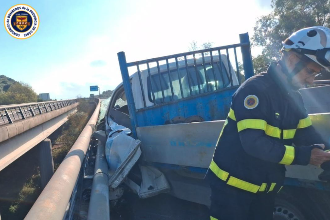 Bomberos intervienen en un nuevo accidente en la A-381 en Los Barrios