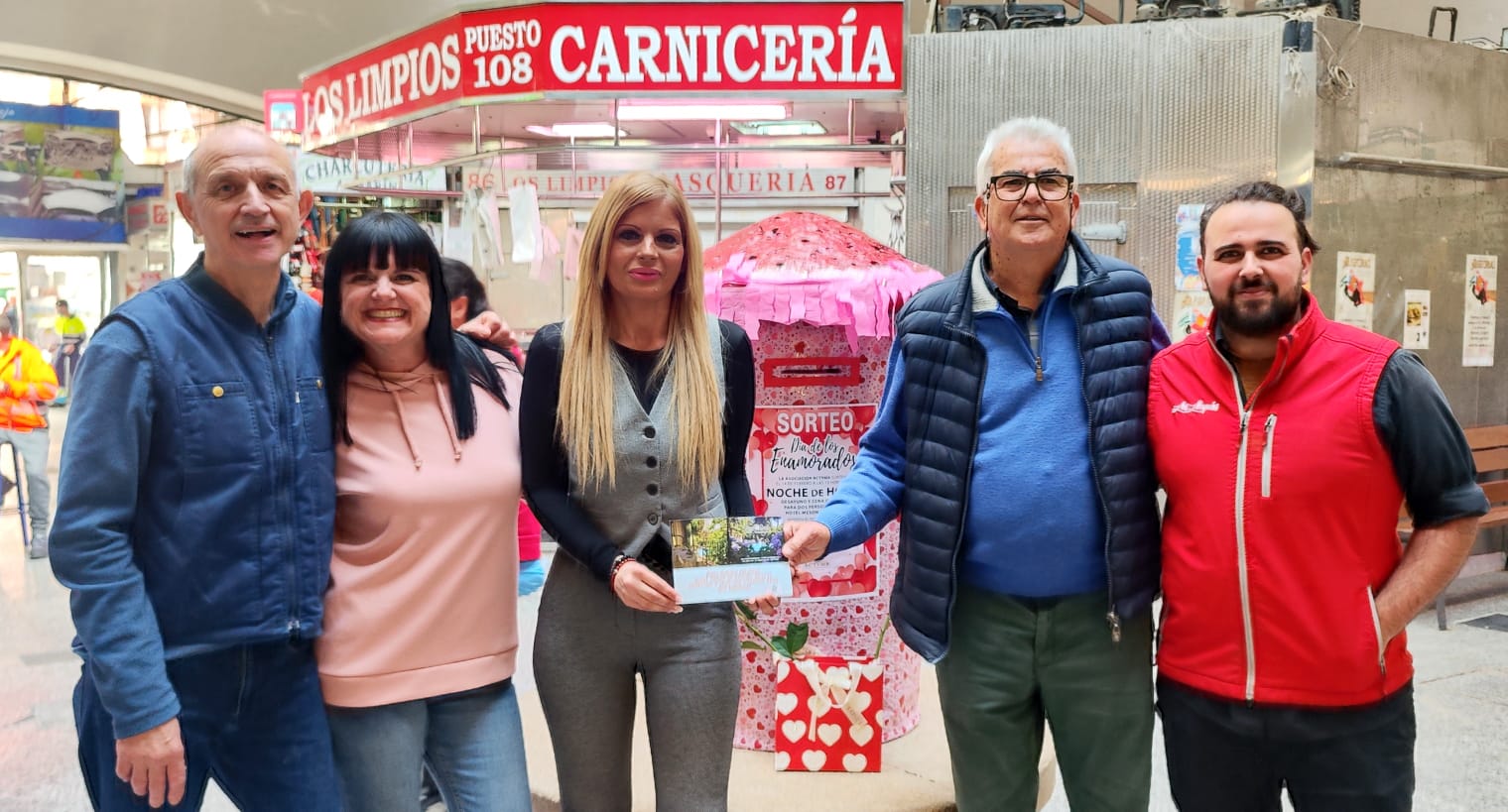 El mercado 'Ingeniero Torroja' celebra el sorteo del ‘Día de los Enamorados’.