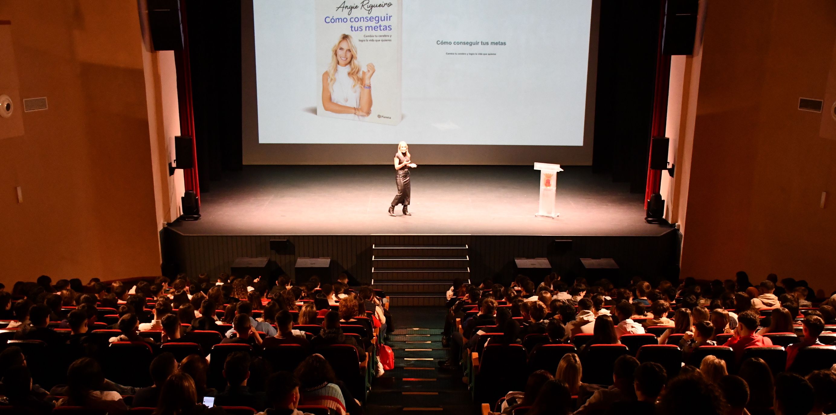 Más de 400 estudiantes participan en el Aula de Literatura de la periodista Angie Rigueiro.