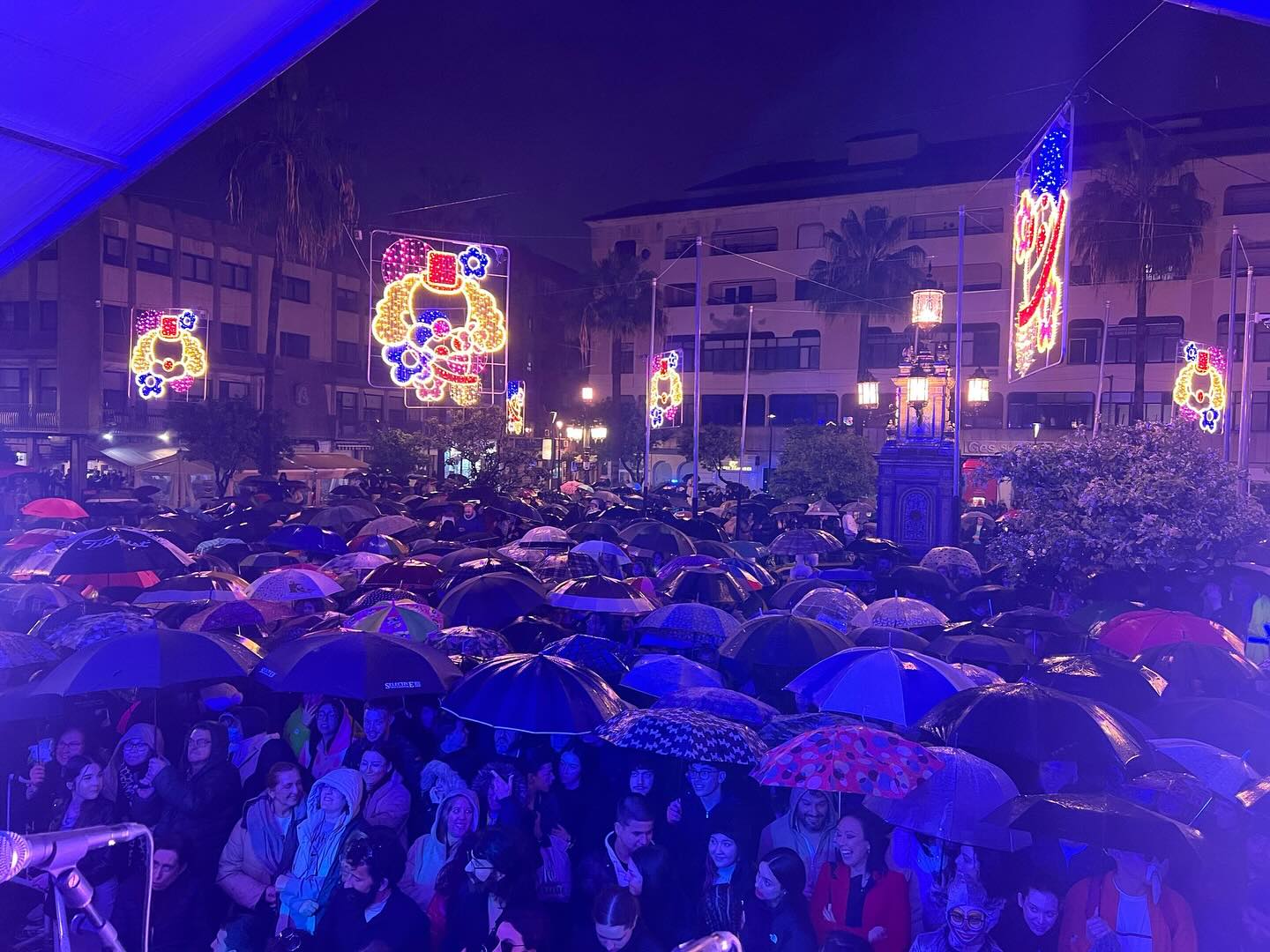 La lluvia no frena a los algecireños que se echan a la calle para vivir el Carnaval. Foto: F.M.