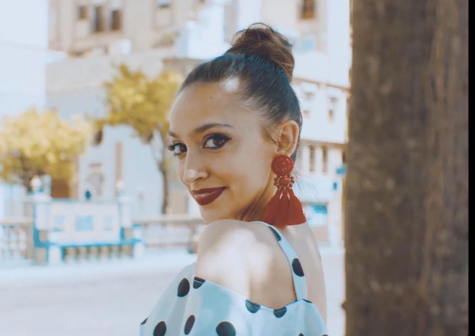 Naomi Santos en la Plaza Alta, durante la grabación del videoclip 'Callejón del Muro'.