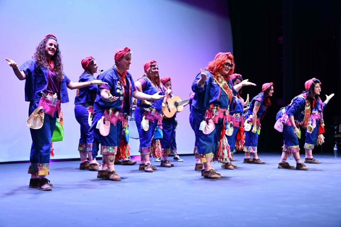 La comparsa gaditana 'We can do... Carnaval' en el Teatro Juan Luis Galiardo.